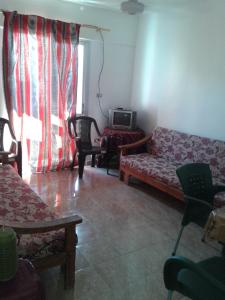 a living room with a couch and chairs at شقة شاطيء النخيل -بالما كورت in Alexandria