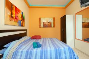 Sala e quarto 1 quadra da praia Copacabanaにあるベッド