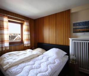 - un lit dans une chambre avec fenêtre dans l'établissement Wohnung-Westerlandblick, à Westerland
