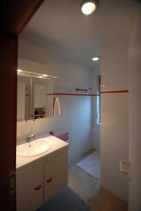 a bathroom with a sink and a mirror at aan de vaart in Mechelen