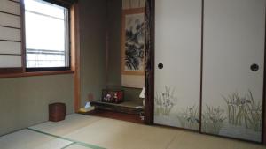 Televízia a/alebo spoločenská miestnosť v ubytovaní Guesthouse Higashiyama
