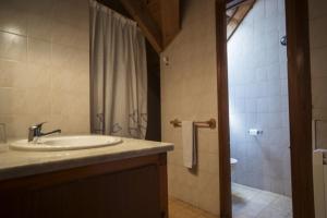 uma casa de banho com um lavatório e um chuveiro em Fonda Eth Petit - Sólo adultos,niños a partir de 12 años em Escuñau
