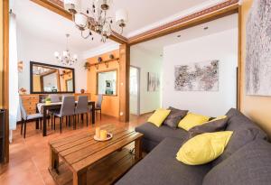 a living room with a couch and a table at Apartmento Las Letras in Madrid