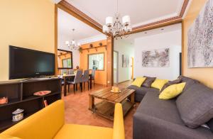 un soggiorno con divano e TV di Apartmento Las Letras a Madrid