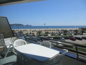 d'une table et de chaises sur un balcon avec vue sur la plage. dans l'établissement Rocamaura II 2 8 inmoestartit, à L'Estartit