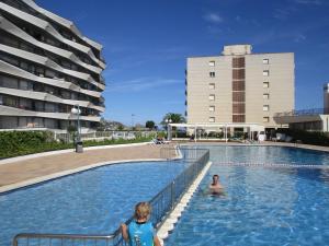 twee kinderen in het zwembad van een hotel bij Rocamaura II 2 8 inmoestartit in L'Estartit