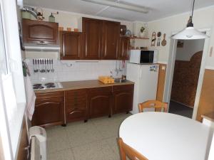 Kuchyň nebo kuchyňský kout v ubytování Chata Bludička