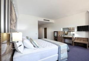 Postel nebo postele na pokoji v ubytování Ramada Hotel by Wyndham Edirne