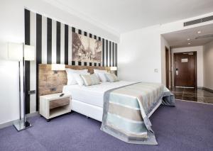 Postel nebo postele na pokoji v ubytování Ramada Hotel by Wyndham Edirne