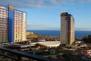 アデへにあるApartment Nel Paraiso Deluxeの海辺の高層ビル2棟の景色
