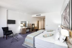 Postel nebo postele na pokoji v ubytování Ramada Hotel by Wyndham Edirne
