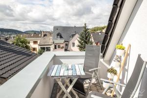 balkon z krzesłami i stołem na dachu w obiekcie TeigenHeim w mieście Rüdesheim am Rhein
