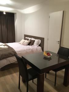 Un dormitorio con una cama y una mesa con un bol de fruta en Quintana Suite en Buenos Aires