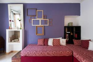 トリノにあるCit Ma Bel Studio Flatの紫の壁のベッドが備わる紫の部屋