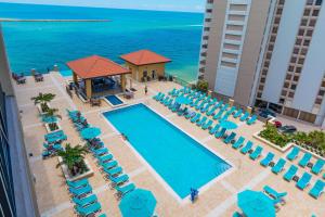 una vista aérea de la piscina, las sillas y el océano en Edge Hotel Clearwater Beach, en Clearwater Beach