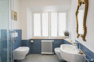 A bathroom at La Bellavita B&B
