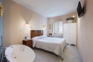 A bed or beds in a room at La Bellavita B&B