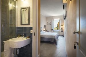A bed or beds in a room at La Bellavita B&B