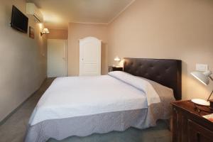 A bed or beds in a room at La Bellavita B&B
