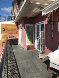 een patio van een roze huis met een wastafel bij Casona Valpo in Valparaíso