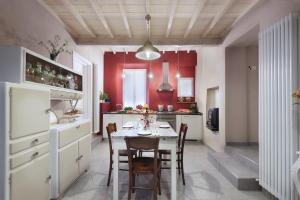 A kitchen or kitchenette at La Bellavita B&B