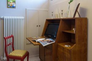 A television and/or entertainment centre at La Bellavita B&B