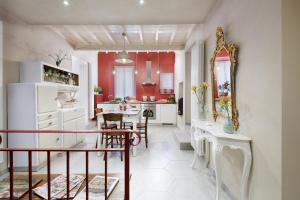 A kitchen or kitchenette at La Bellavita B&B