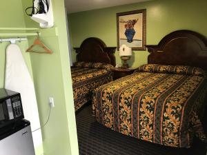 Postel nebo postele na pokoji v ubytování A Fisher's Inn Motel