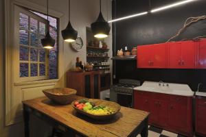 a kitchen with a bowl of fruit on a wooden table at El Patio 77 B&B in Mexico City
