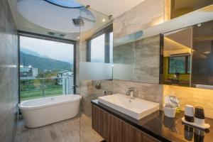 bagno con vasca, lavandino e finestra di sunlight mound a Yuanshan Altre 37 foto