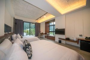 una camera d'albergo con due letti e una cucina di sunlight mound a Yuanshan