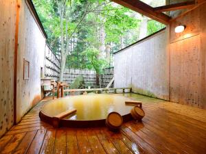 a bath tub sitting on the floor of a house at Syohoen in Daisen