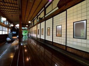 an empty hallway of a building with a wooden floor at Syohoen in Daisen