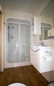 Bathroom sa Kowhai Lane Lodge