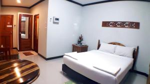 เตียงในห้องที่ Khum Nakhon Hotel