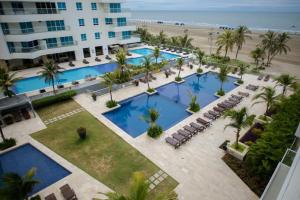 uma vista aérea de um hotel com duas piscinas e uma praia em Morros Epic 222 em Cartagena de Indias