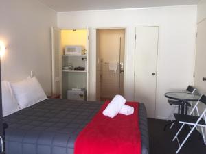 Säng eller sängar i ett rum på Dukes Midway Lodge
