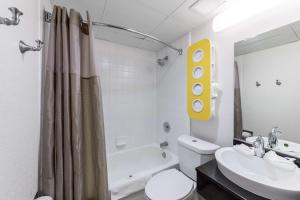 Ванная комната в Motel 6-Warminster, PA