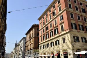 un groupe de bâtiments dans une rue urbaine dans l'établissement Hotel Tex, à Rome