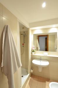 y baño con lavabo, aseo y ducha. en Hotel Tex en Roma