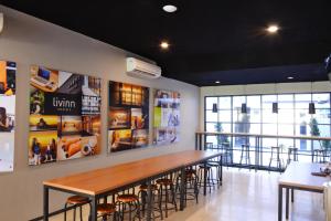 Un restaurante u otro lugar para comer en Livinn Hostels Gubeng Station Surabaya