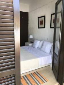 ヘルソニソスにあるElea Apartment - Amazing Sea Viewのベッドルーム(白いシーツと枕付)