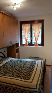 フォッポロにあるLe Terrazzeのベッドルーム1室(ベッド1台、窓2つ付)