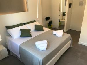 ein Schlafzimmer mit einem großen Bett mit zwei Handtüchern darauf in der Unterkunft CALAMO -HOTEL -RESIDENCE- B&B in Vibo Valentia