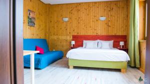 スフントゥ・ゲオルゲにあるVila Farのベッドルーム(ベッド1台、青いソファ付)
