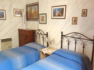 ヴィッラ・サン・ジョヴァンニにあるLa Villettaのベッドルーム1室(ベッド2台、ドレッサー付)