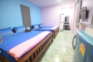 a room with two beds and a tv in it at Sansook Chaolao in Chao Lao Beach