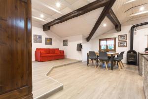 sala de estar con sofá rojo y mesa en Lo Sherpa Holiday Home en Aosta