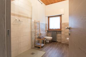 y baño con aseo y lavamanos. en Lo Sherpa Holiday Home en Aosta