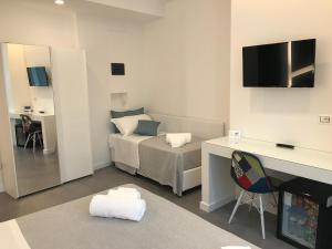 Habitación con cama y escritorio con ordenador. en CALAMO -HOTEL -RESIDENCE- B&B, en Vibo Valentia